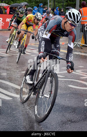 Londra, Regno Unito. 22 luglio 2017. World Class international ciclisti prendere parte alla tappa di Londra della Red Hook Criterium intorno a Penisola di Greenwich. Heavy Rain docce rende la guida giri intorno al 1 km di strada sul circuito di ingranaggio fisso biciclette con freni non ancora di più di una sfida come piloti negoziare più riscalda per tentare di qualificarsi per una serata finale. Credito: Stephen Chung / Alamy Live News Foto Stock