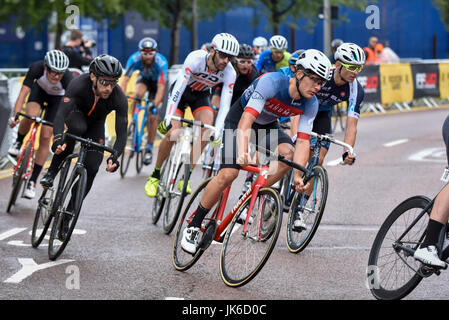 Londra, Regno Unito. 22 luglio 2017. World Class international ciclisti prendere parte alla tappa di Londra della Red Hook Criterium intorno a Penisola di Greenwich. Heavy Rain docce rende la guida giri intorno al 1 km di strada sul circuito di ingranaggio fisso biciclette con freni non ancora di più di una sfida come piloti negoziare più riscalda per tentare di qualificarsi per una serata finale. Credito: Stephen Chung / Alamy Live News Foto Stock