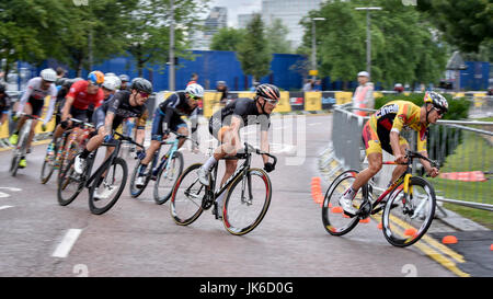 Londra, Regno Unito. 22 luglio 2017. World Class international ciclisti prendere parte alla tappa di Londra della Red Hook Criterium intorno a Penisola di Greenwich. Heavy Rain docce rende la guida giri intorno al 1 km di strada sul circuito di ingranaggio fisso biciclette con freni non ancora di più di una sfida come piloti negoziare più riscalda per tentare di qualificarsi per una serata finale. Credito: Stephen Chung / Alamy Live News Foto Stock