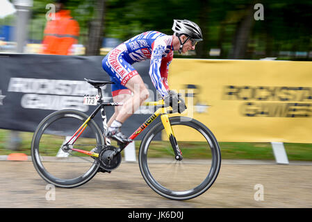 Londra, Regno Unito. 22 luglio 2017. World Class international ciclisti prendere parte alla tappa di Londra della Red Hook Criterium intorno a Penisola di Greenwich. Heavy Rain docce rende la guida giri intorno al 1 km di strada sul circuito di ingranaggio fisso biciclette con freni non ancora di più di una sfida come piloti negoziare più riscalda per tentare di qualificarsi per una serata finale. Credito: Stephen Chung / Alamy Live News Foto Stock