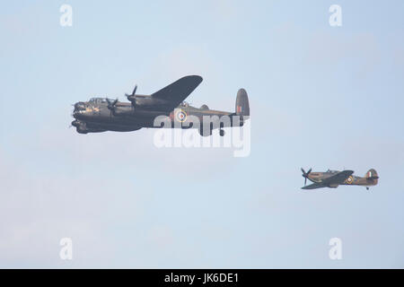 Sunderland, Regno Unito. 21 Luglio, 2017. Un bombardiere Lancaster e un uragano che partecipano nella Battaglia di Bretagna Memorial volo a Sunderland Airshow internazionale a Sunderland, Inghilterra. Le caratteristiche di volo aereo dalla Seconda Guerra Mondiale era. Il free-to-visita air show avviene mediante Seaburn Beach ed è nella sua 29 anno. Credito: Stuart Forster/Alamy Live News Foto Stock