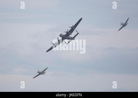 Sunderland, Regno Unito. 21 Luglio, 2017. La Battaglia di Bretagna Memorial volo a Sunderland Airshow internazionale a Sunderland, Inghilterra. Le caratteristiche di volo aereo dalla Seconda Guerra Mondiale era. Il free-to-visita air show avviene mediante Seaburn Beach ed è nella sua 29 anno. Credito: Stuart Forster/Alamy Live News Foto Stock