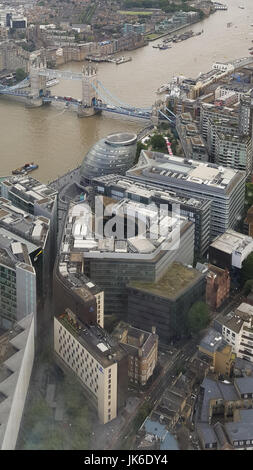 Londra. Regno Unito 22 luglio 2017 - Una veduta aerea di Londra sullo skyline dopo piogge abbondanti di pioggia nella capitale. Credito: Dinendra Haria/Alamy Live News Foto Stock