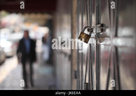 Gerusalemme, Gerusalemme, Territorio palestinese. 21 Ago, 2017. Palestinesi a piedi passato negozi chiusi durante uno sciopero generale nella Città Vecchia di Gerusalemme, 22 maggio 2017. Le autorità israeliane in precedenza aveva installato i rivelatori di metallo all'ingresso del composto di Al-Aqsa dopo un attacco di ripresa effettuata da arabi israeliani il 14 luglio contro la polizia israeliana durante il quale due poliziotti israeliani e tre i pirati informatici sono stati uccisi. Il mufti di Gerusalemme aveva chiamato i musulmani palestinesi di non passare attraverso porte elettroniche e di respingere tutte le procedure che il cambiamento della situazione storica della moschea. Il complesso MEA Foto Stock