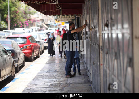 Gerusalemme, Gerusalemme, Territorio palestinese. 21 Ago, 2017. Palestinesi a piedi passato negozi chiusi durante uno sciopero generale nella Città Vecchia di Gerusalemme, 22 maggio 2017. Le autorità israeliane in precedenza aveva installato i rivelatori di metallo all'ingresso del composto di Al-Aqsa dopo un attacco di ripresa effettuata da arabi israeliani il 14 luglio contro la polizia israeliana durante il quale due poliziotti israeliani e tre i pirati informatici sono stati uccisi. Il mufti di Gerusalemme aveva chiamato i musulmani palestinesi di non passare attraverso porte elettroniche e di respingere tutte le procedure che il cambiamento della situazione storica della moschea. Il complesso MEA Foto Stock