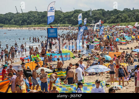 Gdansk, Polonia. 22 Luglio, 2017. Per coloro che godono di caldo e soleggiato dopo poche settimane di freddo e ventoso sono viste sul Mar Baltico beach in Gdansk Brzezno, Polonia il 22 luglio 2017 Credit: Michal Fludra/Alamy Live News Foto Stock