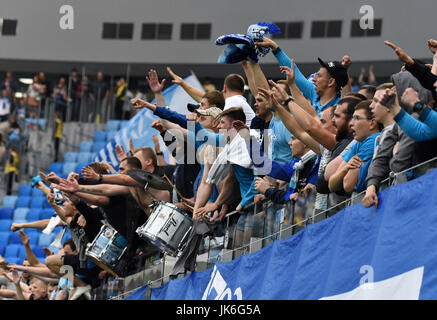 San Pietroburgo, Russia. 22 Luglio, 2017. La Russia, San Pietroburgo, il 22 luglio 2017. Russo campionato di calcio. Un match tra il team di Zenit (St. Pietroburgo - Il team Rubin (Kazan). Nella foto: ventole ''Zenit' Credit: Andrey Pronin/ZUMA filo/Alamy Live News Foto Stock