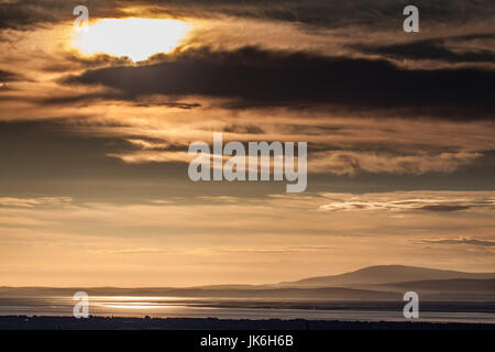 Quernmore, Lancashire, Regno Unito. 22 Luglio, 2017. Morecambe Bay a lte sera sunshine fotografata da Torre Quernmore Credito: David Billinge/Alamy Live News Foto Stock