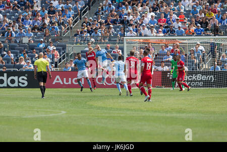 New York, Stati Uniti d'America. 22 Luglio, 2017. I giocatori di NYC FC difendere durante il normale gioco MLS contro Chicago Fire allo Yankee Stadium Credito: lev radin/Alamy Live News Foto Stock