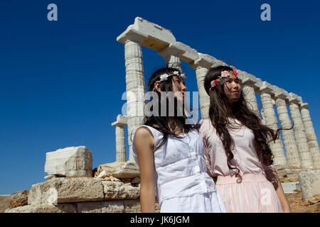 Atene, Grecia. 22 Luglio, 2017. I turisti cinesi di visitare il tempio di Poseidone a Capo Sunio. Credito: Aristidis Vafeiadakis/ZUMA filo/Alamy Live News Foto Stock