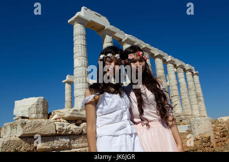 Atene, Grecia. 22 Luglio, 2017. I turisti cinesi di visitare il tempio di Poseidone a Capo Sunio. Credito: Aristidis Vafeiadakis/ZUMA filo/Alamy Live News Foto Stock