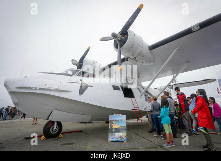 Vancouver, Canada. 22 Luglio, 2017. Visitatori visualizza un aereo della II Guerra Mondiale al confine Bay air show in Delta, Canada, 22 luglio 2017. La baia di confine air show con spettacoli acrobatici e visualizza statico dal moderno al vintage aerei ha dato dei calci a fuori in delta di sabato. Credito: Liang Sen/Xinhua/Alamy Live News Foto Stock