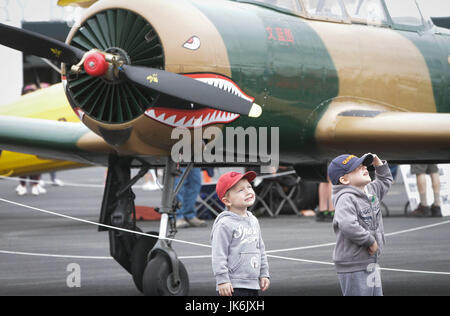 Vancouver, Canada. 22 Luglio, 2017. Bambini Watch prestazioni acrobatico il confine Bay air show in Delta, Canada, 22 luglio 2017. La baia di confine air show con spettacoli acrobatici e visualizza statico dal moderno al vintage aerei ha dato dei calci a fuori in delta di sabato. Credito: Liang Sen/Xinhua/Alamy Live News Foto Stock