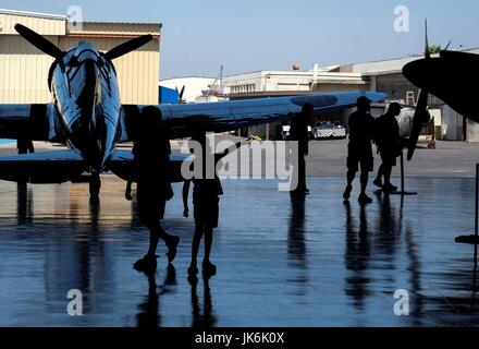 In California, Stati Uniti d'America. 22 Luglio, 2017. La gente visita il 'I Guerra Mondiale e i primi aeromobili" mostra a piani di fama Air Museum di Chino della California, Stati Uniti, 22 luglio 2017. Credito: Zhao Hanrong/Xinhua/Alamy Live News Foto Stock