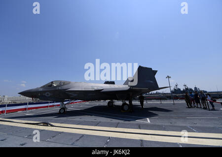 Norfolk, Stati Uniti d'America. 22 Luglio, 2017. Visitatori visualizza un F-35 fighter sulla USS Gerald Ford dopo la sua messa in servizio cerimonia alla stazione navale di Norfolk, Virginia, Stati Uniti, il 22 luglio 2017. Gli Stati Uniti La marina ha commissionato degli Stati Uniti (nave USS) Gerald Ford, il più recente e più avanzati di portaerei, alla stazione navale di Norfolk, una base navale in Virginia il sabato. Credito: Yin Bogu/Xinhua/Alamy Live News Foto Stock