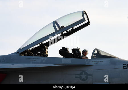 Norfolk, Stati Uniti d'America. 22 Luglio, 2017. Un progetto pilota è visto in un'F/A-18 Fighter sulla USS Gerald Ford durante la sua messa in servizio cerimonia alla stazione navale di Norfolk, Virginia, Stati Uniti, il 22 luglio 2017. Gli Stati Uniti La marina ha commissionato degli Stati Uniti (nave USS) Gerald Ford, il più recente e più avanzati di portaerei, alla stazione navale di Norfolk, una base navale in Virginia il sabato. Credito: Yin Bogu/Xinhua/Alamy Live News Foto Stock