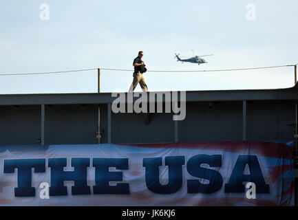 Norfolk, Stati Uniti d'America. 22 Luglio, 2017. Un soldato di pattuglia sulla USS Gerald Ford prima della sua messa in servizio cerimonia alla stazione navale di Norfolk, Virginia, Stati Uniti, il 22 luglio 2017. Gli Stati Uniti La marina ha commissionato degli Stati Uniti (nave USS) Gerald Ford, il più recente e più avanzati di portaerei, alla stazione navale di Norfolk, una base navale in Virginia il sabato. Credito: Yin Bogu/Xinhua/Alamy Live News Foto Stock