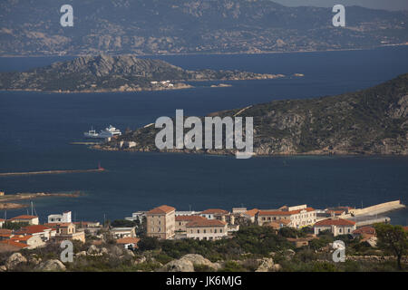 Italia Sardegna Nord Sardegna, isola Maddalena, La Maddalena, antenna città vista dalle colline Foto Stock