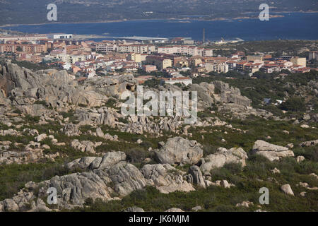 Italia Sardegna Nord Sardegna, isola Maddalena, La Maddalena, antenna città vista dalle colline Foto Stock