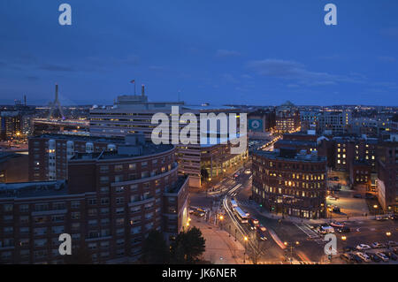 Stati Uniti d'America, Massachusetts, Boston, Leonard Zakim Bridge, Rt. 93, la punta ONeill Edificio Federale, e TD Bank giardino lungo Causeway Street, ad alto angolo di visione, crepuscolo Foto Stock