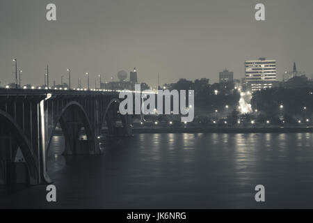 Stati Uniti d'America, Tennessee Knoxville, Riverwalk Area vista città lungo il Fiume Tennessee, alba Foto Stock