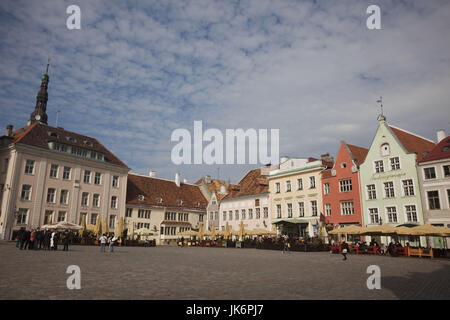 Estonia, Tallinn, edifici su Raekoja Plats, Piazza del Municipio Foto Stock