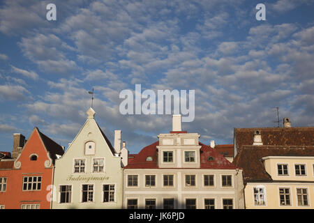 Estonia, Tallinn, edifici su Raekoja Plats, Piazza del Municipio Foto Stock