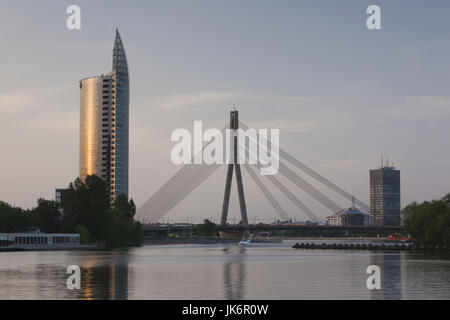 La Lettonia, Riga, ponte Vansu, Swedbank edificio, e fiume Daugava, crepuscolo Foto Stock