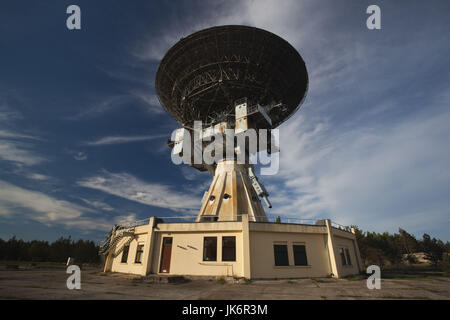 La lettonia, occidentale della Lettonia, regione di Kurzeme, Irbene, Ventspils Radio internazionale centro di astronomia, dell era sovietica R-32, 600 ton radio telescopio di spionaggio Foto Stock