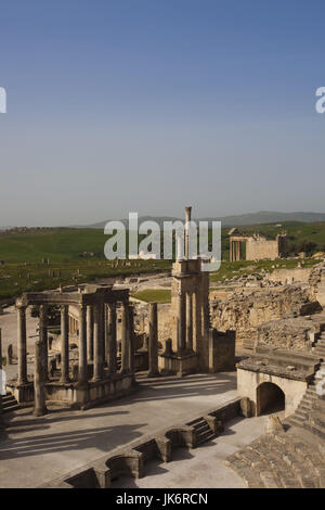 La Tunisia, Central Western Tunisia, Dougga, di epoca romana le rovine della città, sito Unesco, teatro Foto Stock