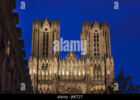 Francia, Marne, Champagne Ardenne, Reims, la cattedrale di Notre Dame, esterna, sera Foto Stock