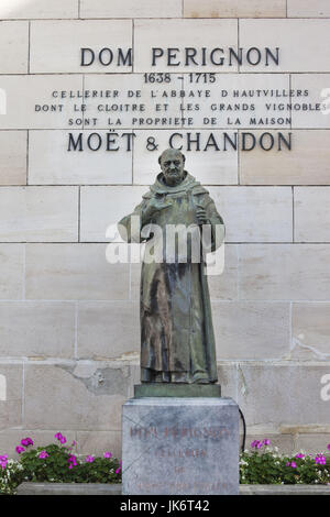 Francia, Marne, regione di Champagne, Epernay, statua di Dom Perignon, fondatore di champagne-making Foto Stock