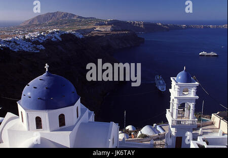 Griechenland, Kykladen, Insel Santorin, Nordwestküste, Imerovigli, Kirche, dettaglio Küste, Meer Mittelmeer, südliche Ägäis, Cicladi, Kyklades, Insel, Santorini - Santorini, Thera, Thira, Gotteshaus, Blick, Ausblick, Steilküste, Felsküste, Fähren Foto Stock