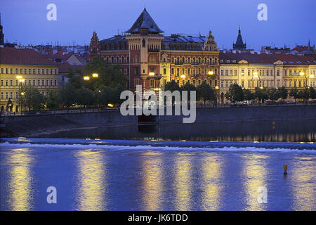 Tschechische Republik, Mittelböhmen, Praha, Smetanovo nabrezi, Stadtansicht, Moldava, Abend Europa, Osteuropa, Tschechien, Ceská republika, Böhmen, Stadt, Hauptstadt, Großstadt, Prag, Stadtteil, Staré Mesto, Altstadt, Novotneho Lavka, Smetana-Kai, Novotny-Steg, Häuser, Gebäude, Sehenswürdigkeiten, Beleuchtung, Lichter, Fluss, Moldava Foto Stock