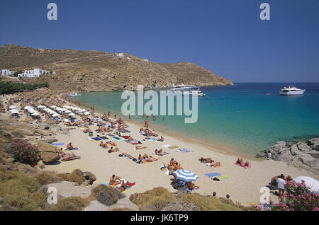 Griechenland, Kykladen, Insel Mykonos Super Paradise Beach, Strandszene Mittelmeer, südliche Ägäis, Cicladi, Kyklades, Mikonos, Küste, Bucht, Strand, Übersicht, Urlaub Foto Stock