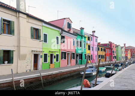 Case colorate facciate sul piccolo canale di Burano Foto Stock