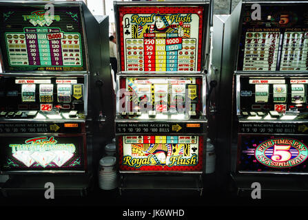 Stati Uniti d'America, Nevada, Las Vegas, casinò, Spielautomaten, 'Einarmige Banditen' Amerika, Spielerstadt, Mc Carran, Spielhalle, Spielcasino, Spielsalon, Glücksspiel, Spiel, spielen, Geldspielautomaten, Auswahl, Möglichkeiten, Gewinnen, verlieren, Geldgewinn, Konzept, Spielsucht, Glück, Gewinn, Erfolg, Zufall, Jackpot, Sachaufnahme Foto Stock