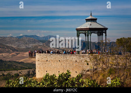 Spagna, Andalusia Regione, Provincia di Malaga, Ronda, cliffside gazebo Plaza de Espana Foto Stock