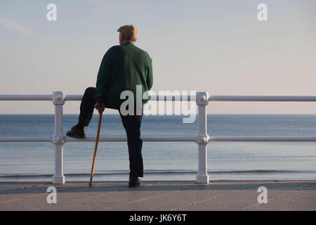 Spagna, Asturie, Asturias Provincia, Gijon, Playa de San Lorenzo e uomo anziano, NR Foto Stock