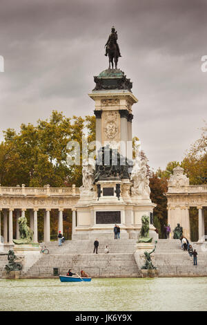 Spagna, Madrid, Parque del Buen Retiro park, il monumento al re Alfonso XII sul lago Estanque, NR Foto Stock