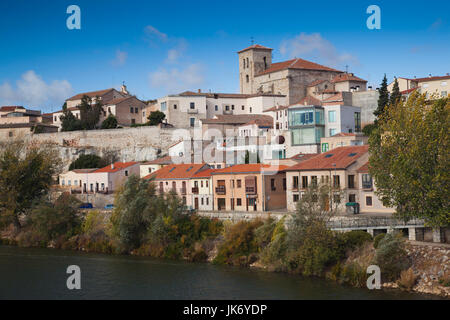Spagna, Castilla y Leon Regione, Provincia di Zamora, Zamora, vista città lungo il fiume Duero Foto Stock