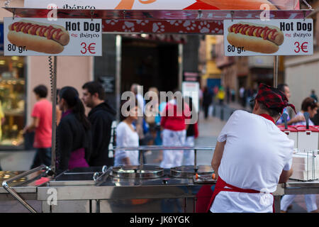 Spagna, regione di Aragona, provincia di Zaragoza, Zaragoza, Plaza del Pilar, hot dog vendor, NR Foto Stock