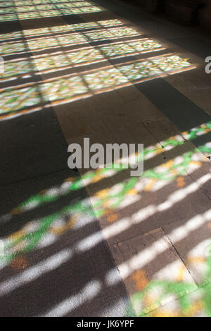 Spagna, Castilla y Leon Regione, Provincia di Burgos, Burgos, Cattedrale di Burgos, trecentesco Chiostro Gotico, luce da finestre di vetro colorato Foto Stock