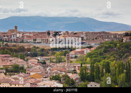 Spagna, Castilla y Leon Regione, Provincia di Segovia Segovia, elevati vista città verso Plaza de la Artilleria Foto Stock