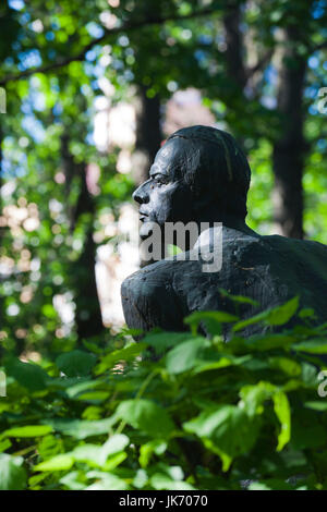 La Russia, San Pietroburgo, Vosstaniya, Tikhvin cimitero, tomba di Nikolai Cherkasov, il famoso attore whoe giocato Alexander Nevsky in Sergei Eisenstein film Foto Stock