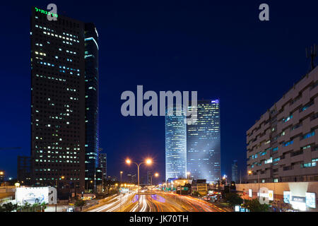 Israele, Tel Aviv, Azrieli Towers, sera Foto Stock