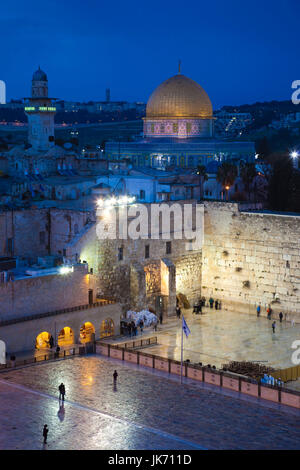Israele, Gerusalemme, città vecchia, il quartiere ebraico, vista in elevazione del Muro occidentale Plaza, a tarda sera Foto Stock