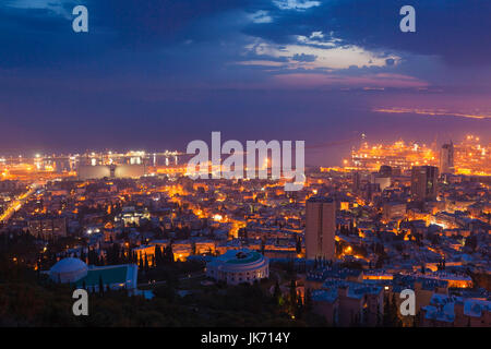Israele, costa Nord, Haifa, vista in elevazione della città e del porto di Haifa, alba Foto Stock