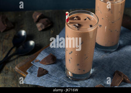 Fredda ghiacciata rinfrescante Hot cioccolato al latte con ghiaccio Foto Stock