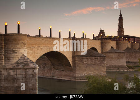 Spagna, regione di Aragona, provincia di Zaragoza, Zaragoza, Puente de Piedra bridge, crepuscolo Foto Stock